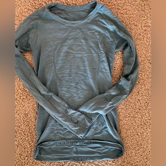 lululemon long sleeve. 6 - Picture 1 of 3